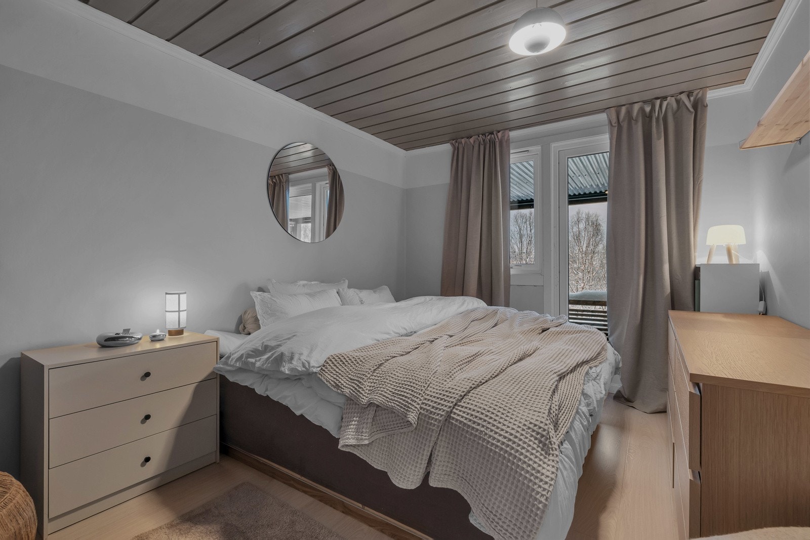 I u. etasjen finner du bl.a. 2 soverom. Bildet viser boligens hovedsoverom som er på ca. 12,5m2 Herfra er det utgang til stor markterrasse og videre til plen Galleribilde