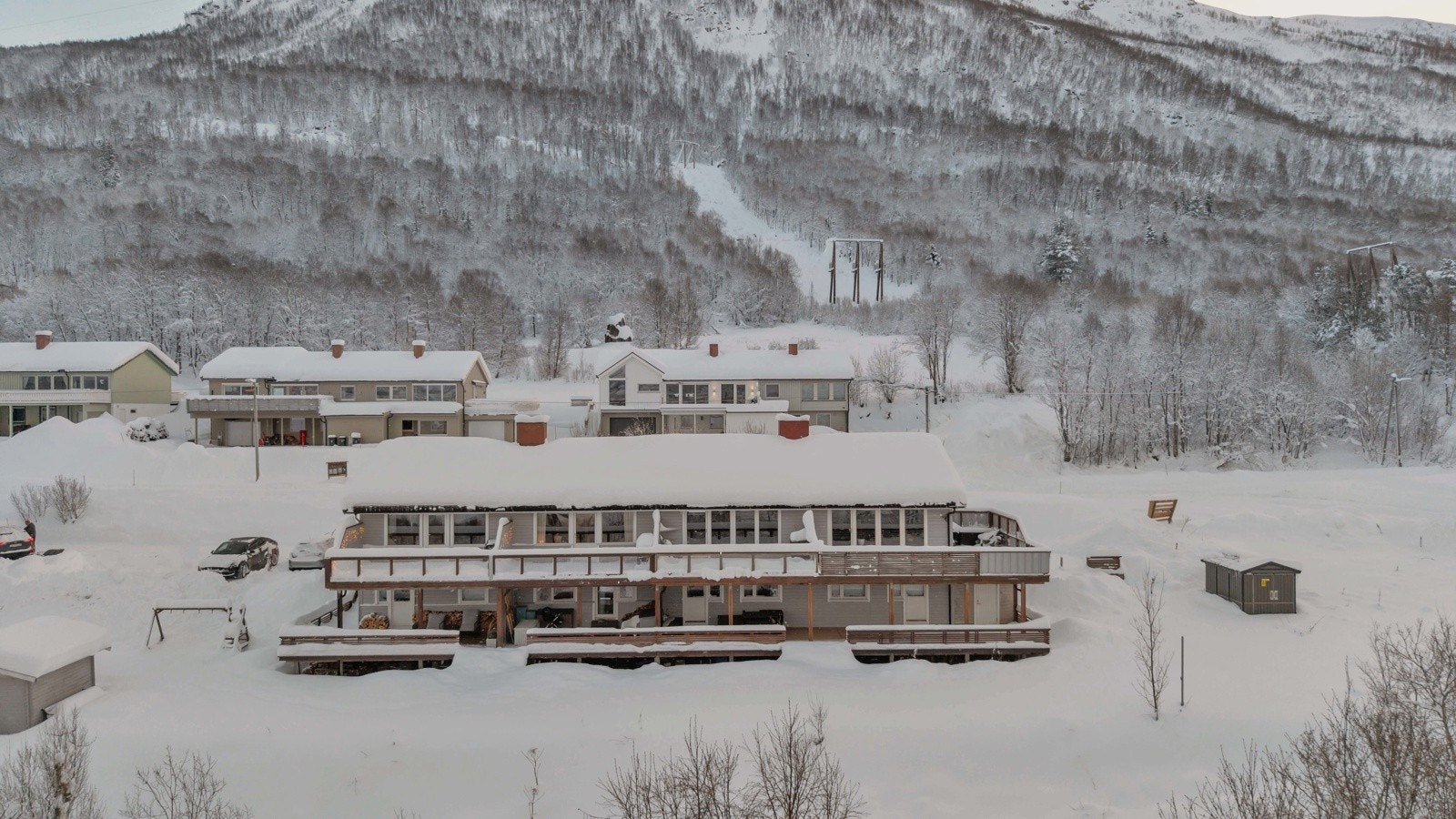 Anton Jakobsens Veg 75 er en flott rekkehus plassert i sør-enden av Anton Jakobsens Veg Galleribilde