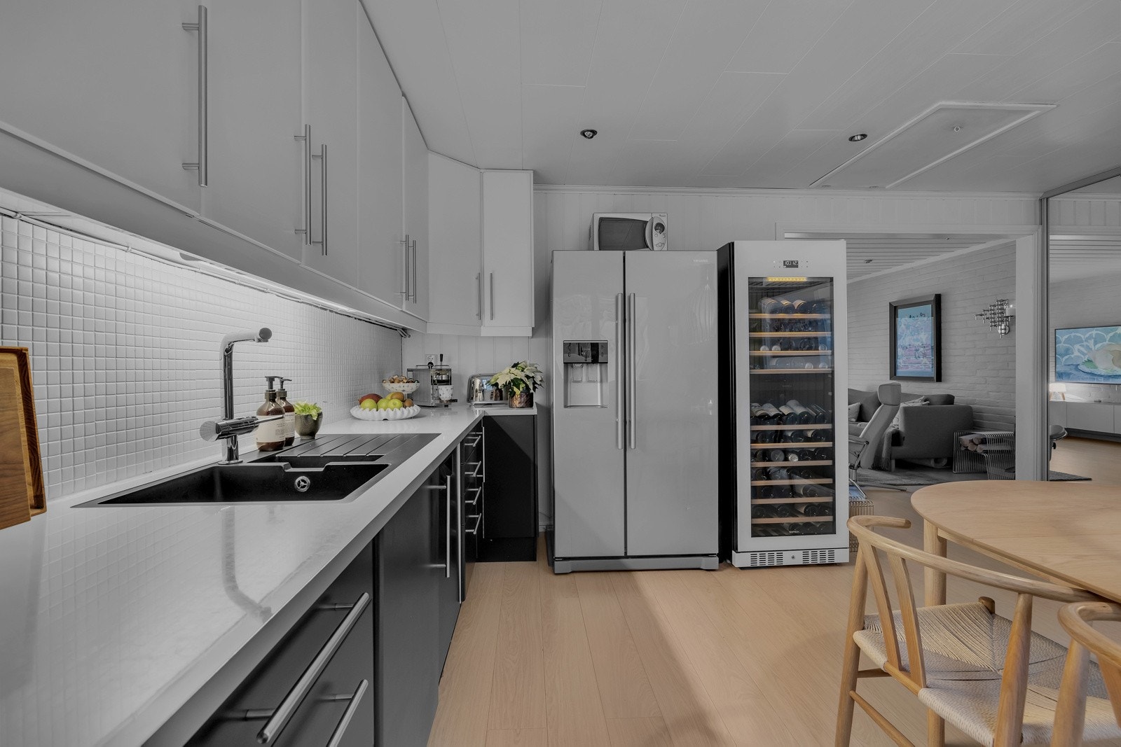 Rikelig med skap- og benkeplass Galleribilde