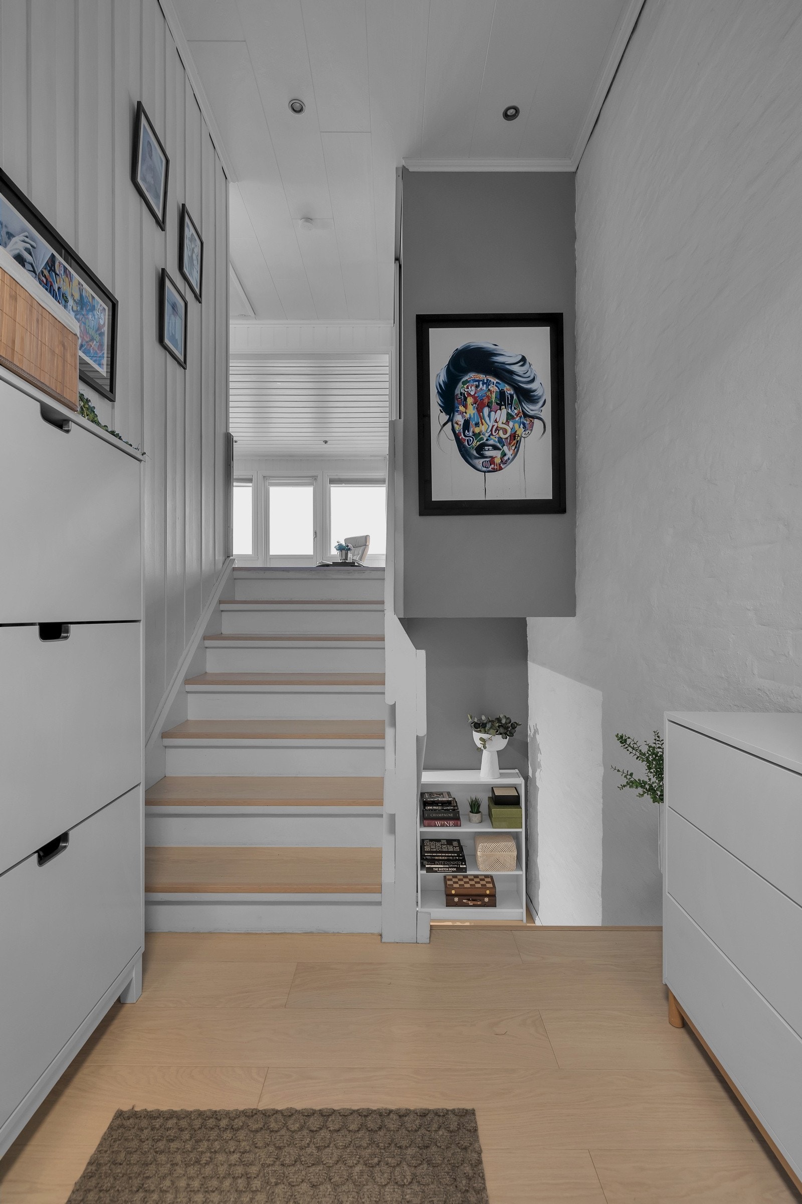 Inngangspartiet er i et halvplan med liten trapp opp til stue og kjøkken, og trapp ned til soverom, bad/vaskerom og bod Galleribilde