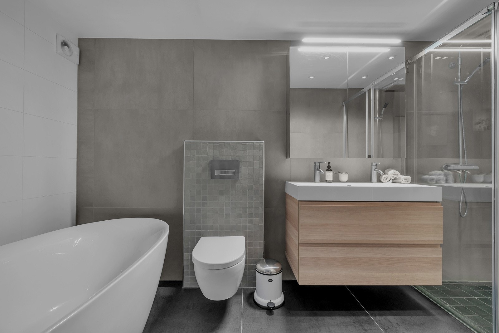 Stort bad med både badekar og dusj Galleribilde