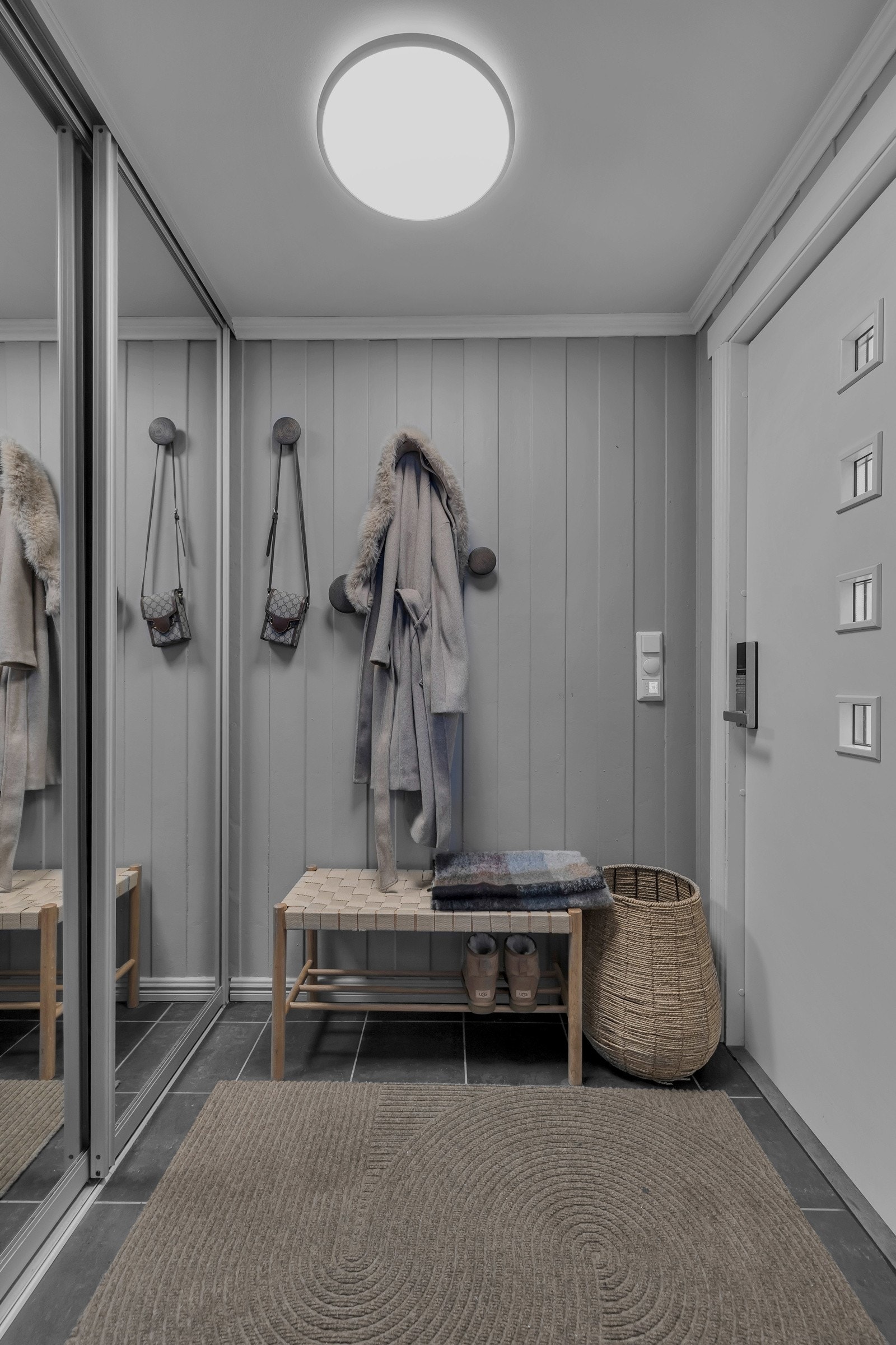 ...og velkommen inn! Det første som møter deg er dette fine inngangspartiet hvor det også er skyvedørsgarderobe Galleribilde