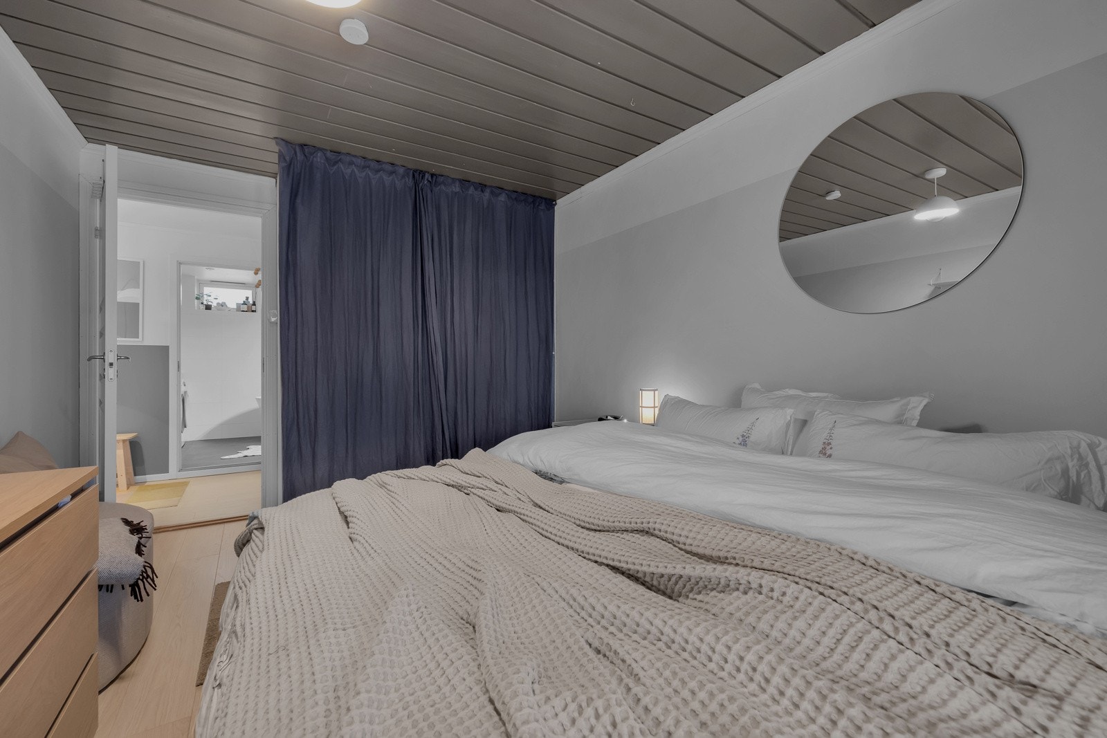 Her finner du plass til både dobbeltseng og skyvedørsgarderobe Galleribilde