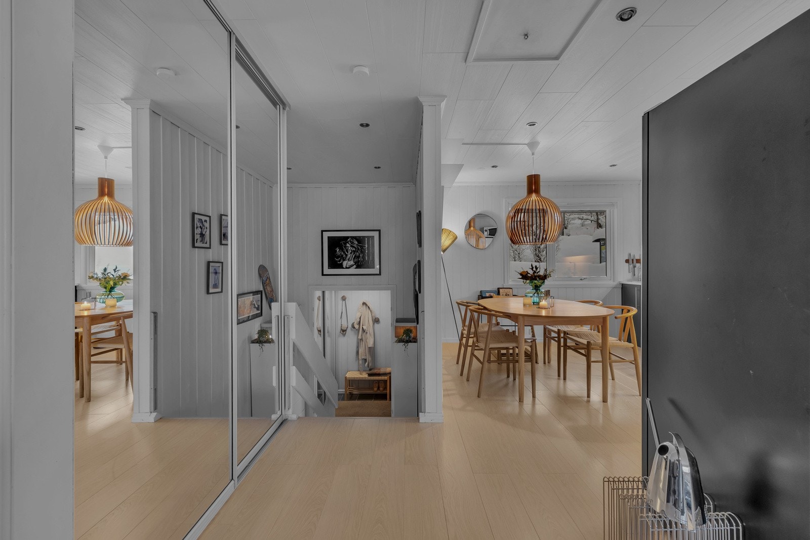 Fra kjøkkenet ledes du videre til en lun og koselig stue Galleribilde