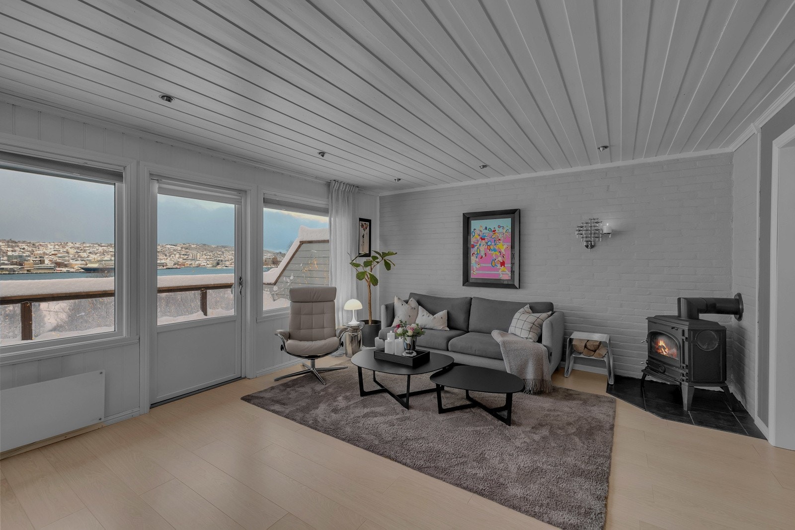 Fra stua er det utgang til stor og svært solrik veranda Galleribilde