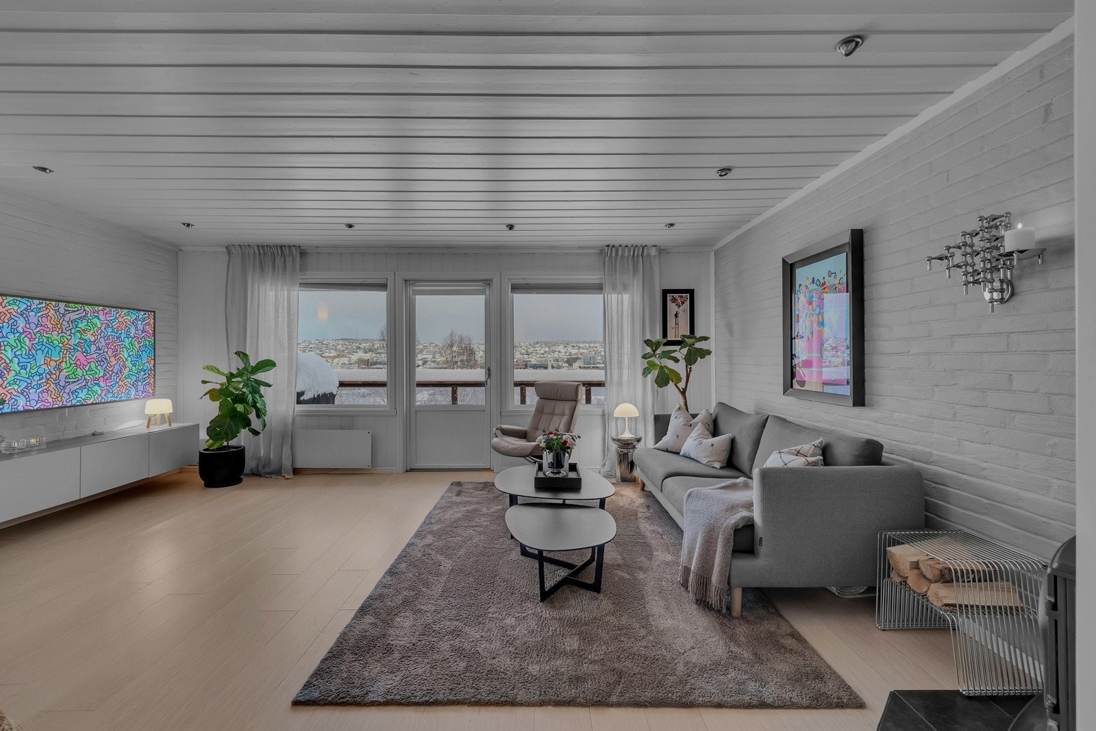 Stua er åpen og luftig. Store vindusflater mot vest gir fantastisk utsikt mot sundet, Tromsøya og Kvaløya Galleribilde