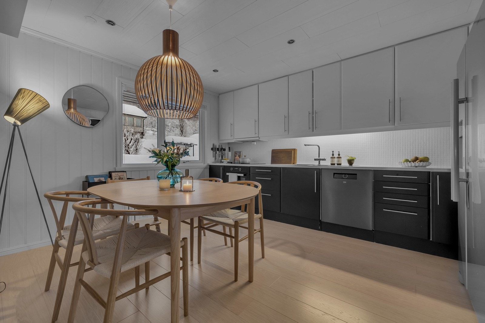 Kjøkkenet er romslig slik at du i tillegg til innholdsrik innredning også finner plass til spisebord Galleribilde