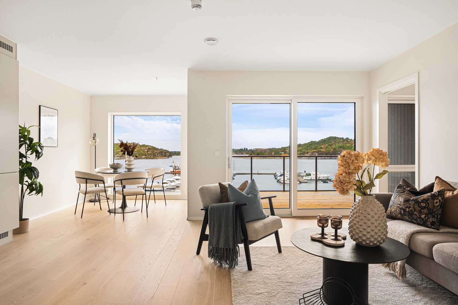 Denne flotte, innflyttningsklare leiligheten ligger i i 2.etg med en privat, vestvendt balkong på 14 kvm. Galleribilde