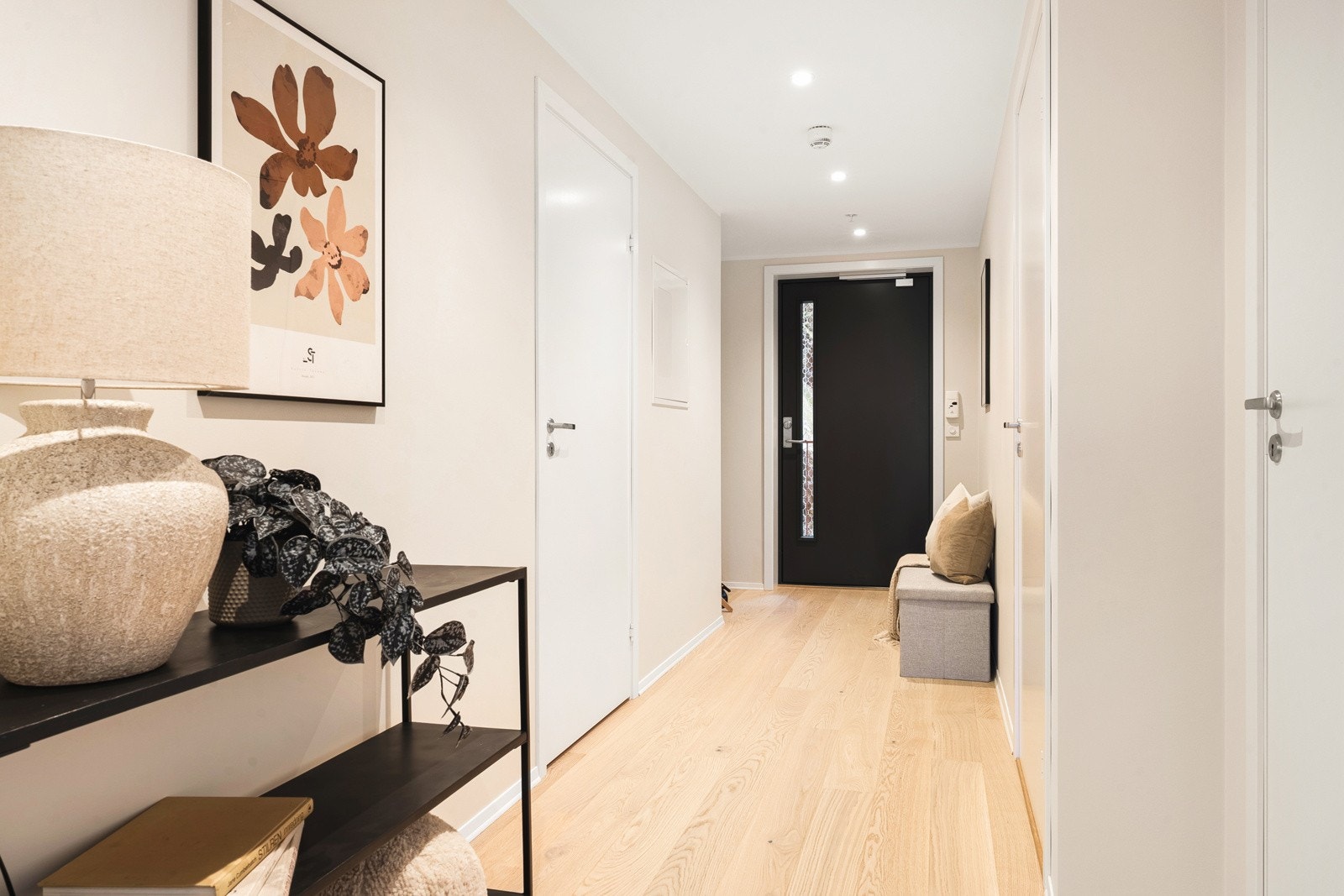 Lys og romslig gang med plass til yttertøy og sko. Galleribilde