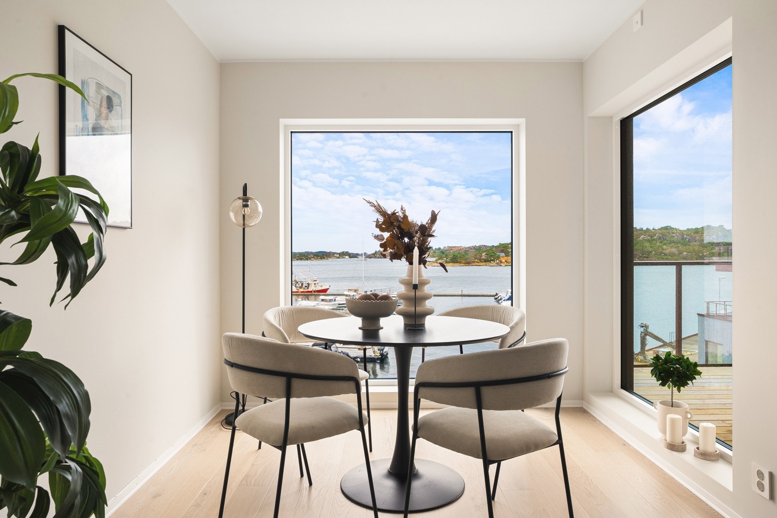 Nyt den fantastiske sjøutsikten fra spisebordet. Galleribilde