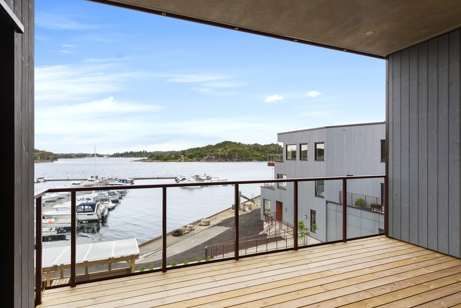 Nydelig sjøutsikt og fantastiske solforhold fra din private balkong Galleribilde