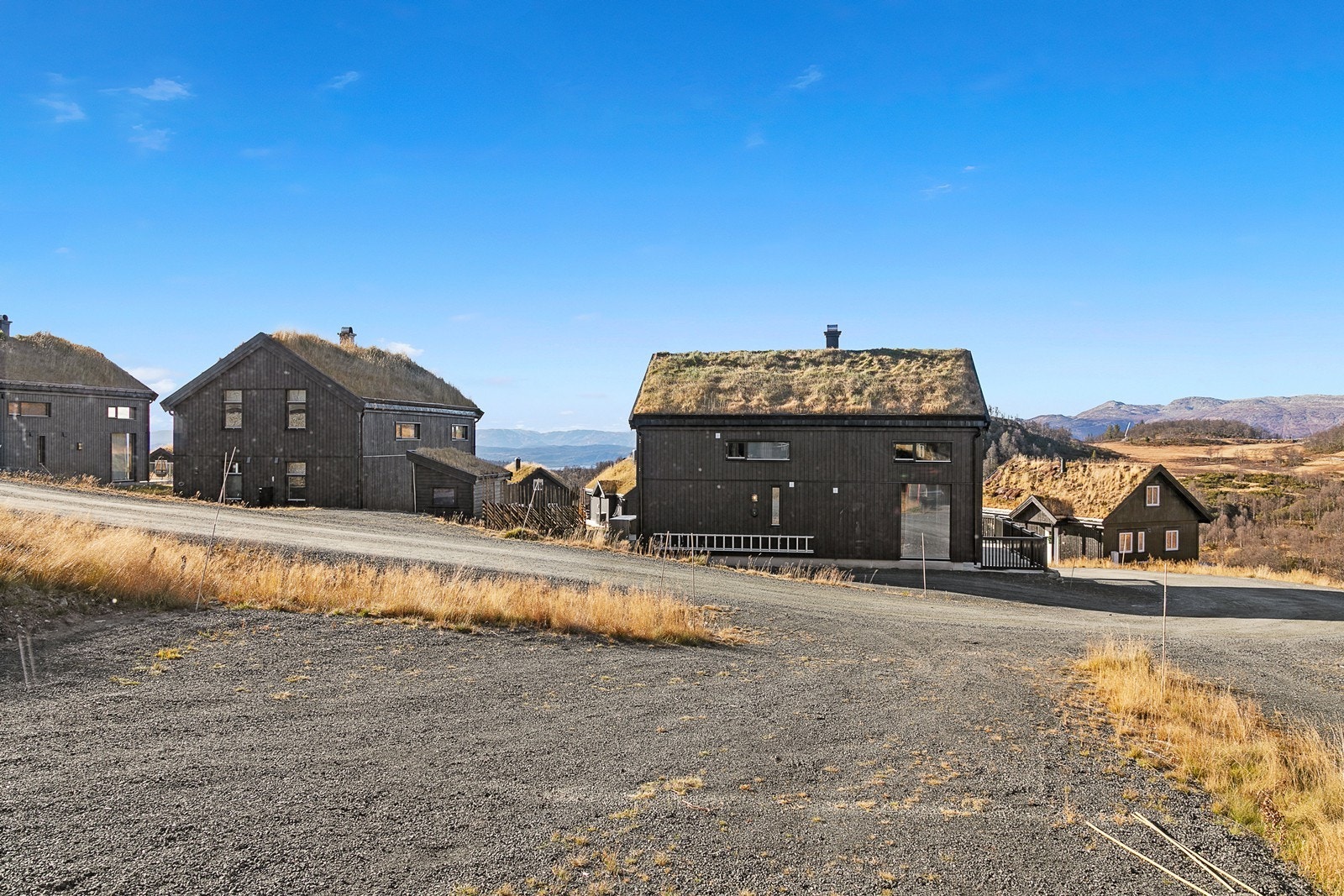 Parkering på egen tomt. God plass til å ha sittegrupper og diverse for å nyte solen og utiskten også. Galleribilde