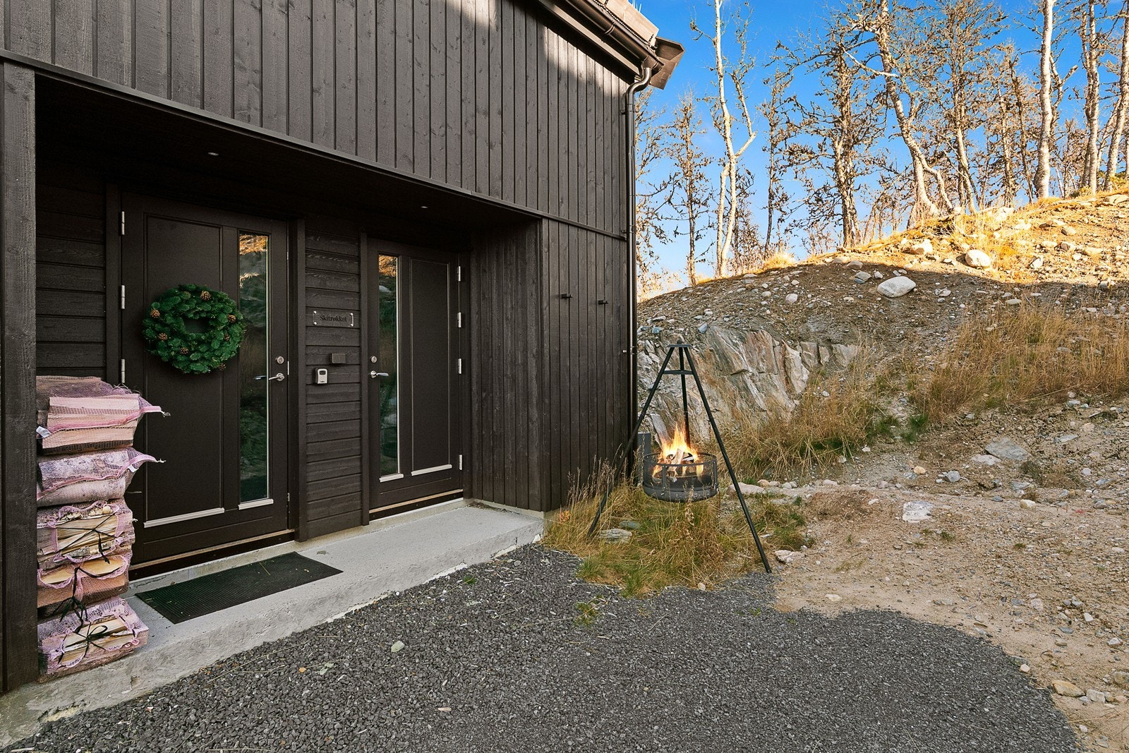 Her kan du nyte lange dager i bakken eller på sykkel, og samle familien rundt bålpannen etter en aktiv dag i frisk fjelluft. En hytte for aktivitet, hygge og ekte fjellstemning - året rundt. Galleribilde