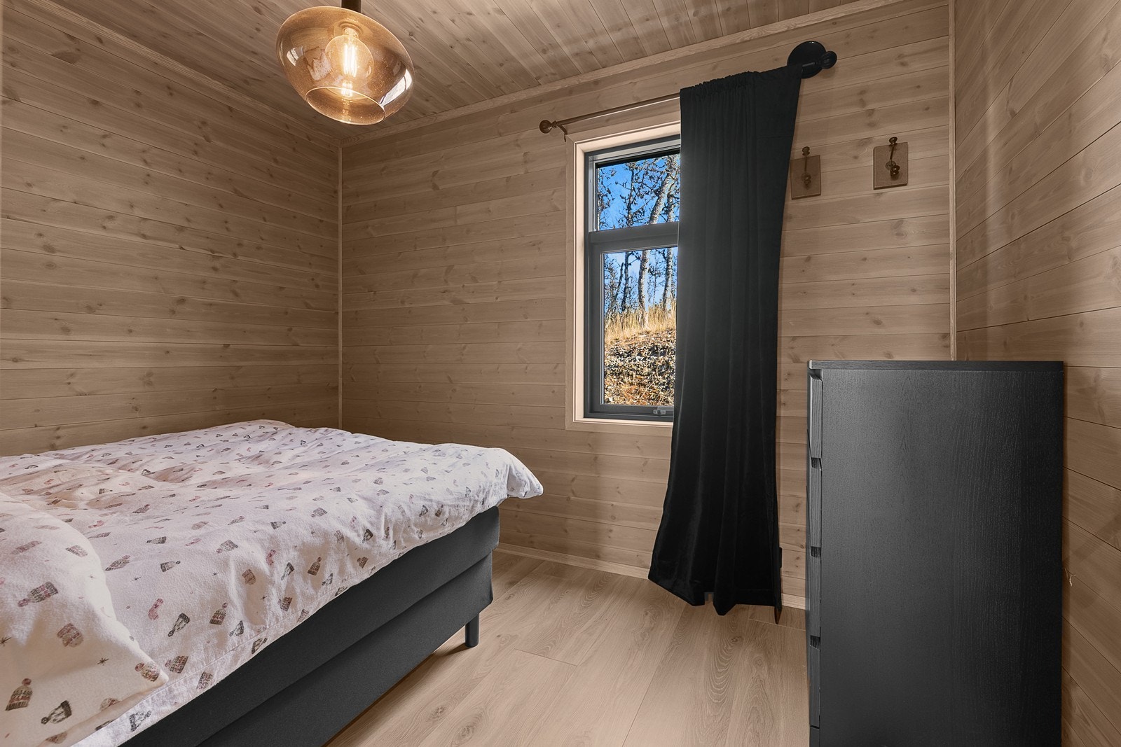 God plass til seng og mulighet for kommode/ skap. Galleribilde