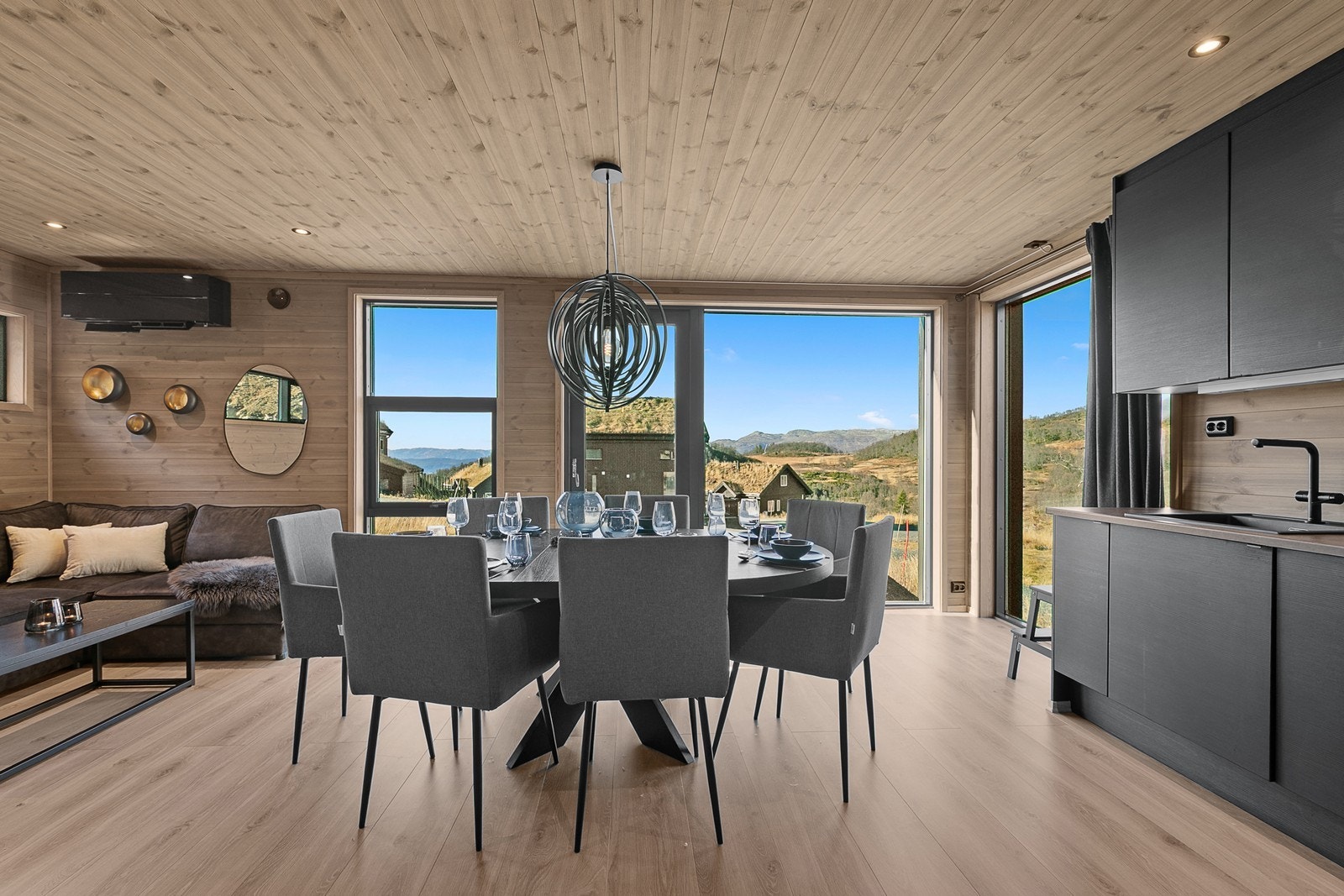 Her har man rikelig med plass til møblerering etter eget ønske o gplass til hele storfamilien rundt bordet. Galleribilde