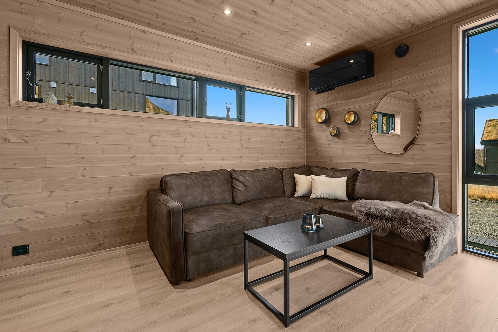 Det koselige sofahjørnet inviterer til avslapping og rolige kvelder foran TV-en eller peisen. Varmepumpen holder varmen stabil og gir et lunt og behagelig inneklima året rundt. Galleribilde