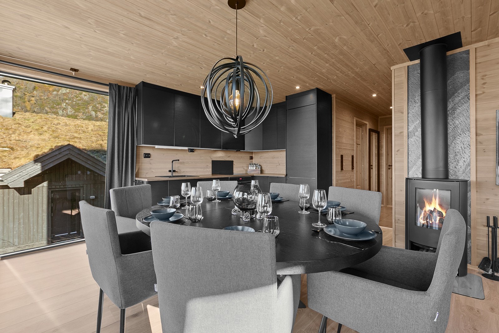 Det er lite som slår følelsen av å tenne opp i peisen etter en dag ute i frisk fjelluft. Her får du både varmen og stemningen fra peisovnen. Galleribilde