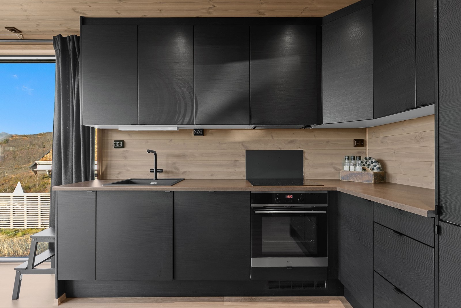 Stilrent kjøkken med sorte fronter, laminat benkeplate og integrerte hvitevarer - moderne, praktisk og lekkert! Galleribilde