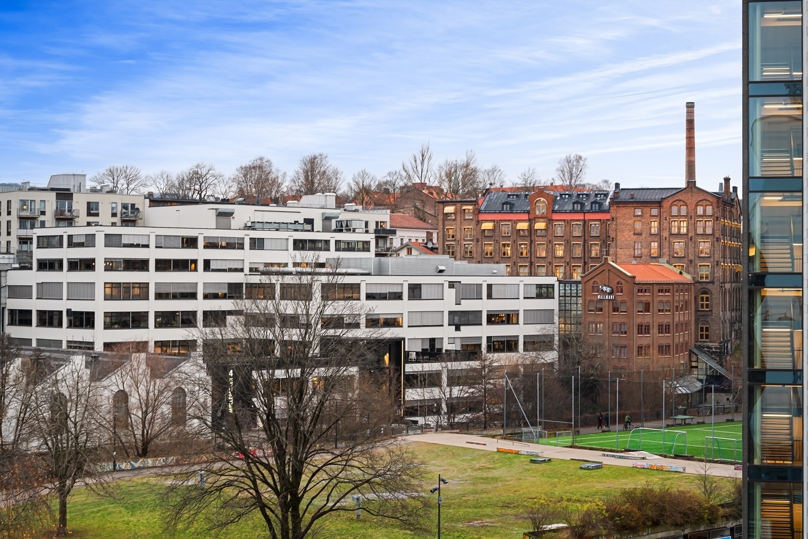 Leiligheten ligger i nærheten av Wallmans Oslo - perfekt for en kveld med show og god stemning. Galleribilde