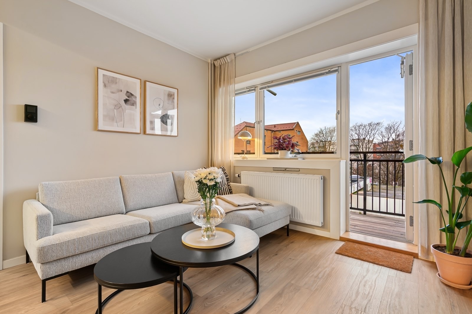 De store vindusflatene slipper inn rikelig med naturlig lys. Galleribilde