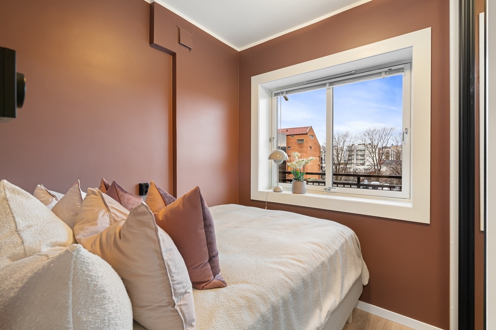 Soverommet er romslig og innbydende med hyggelig utsyn. Galleribilde