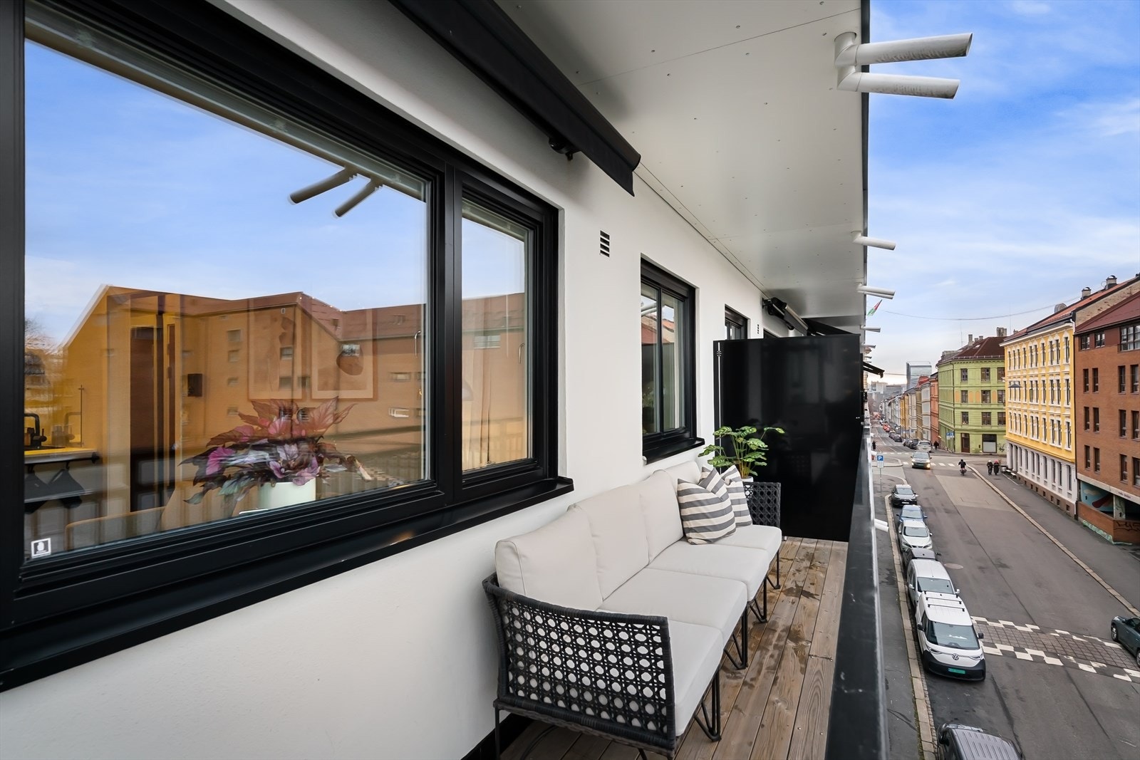 Denne solrike, vestvendte balkongen ble fullstendig fornyet i 2018. Galleribilde