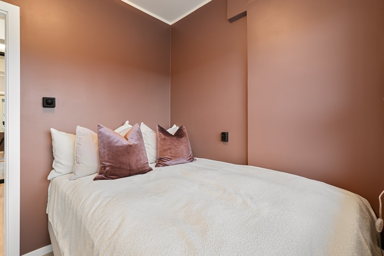 Dimbar belysning på soverommet. Galleribilde