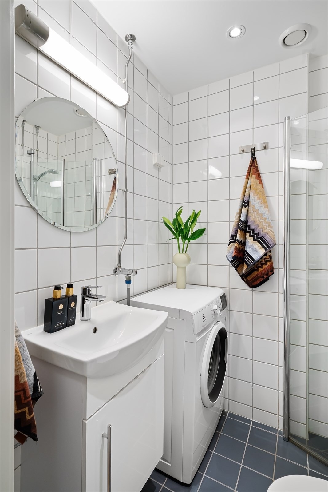 Nytt servantskap og dusjdører på badet fra 2022. Galleribilde