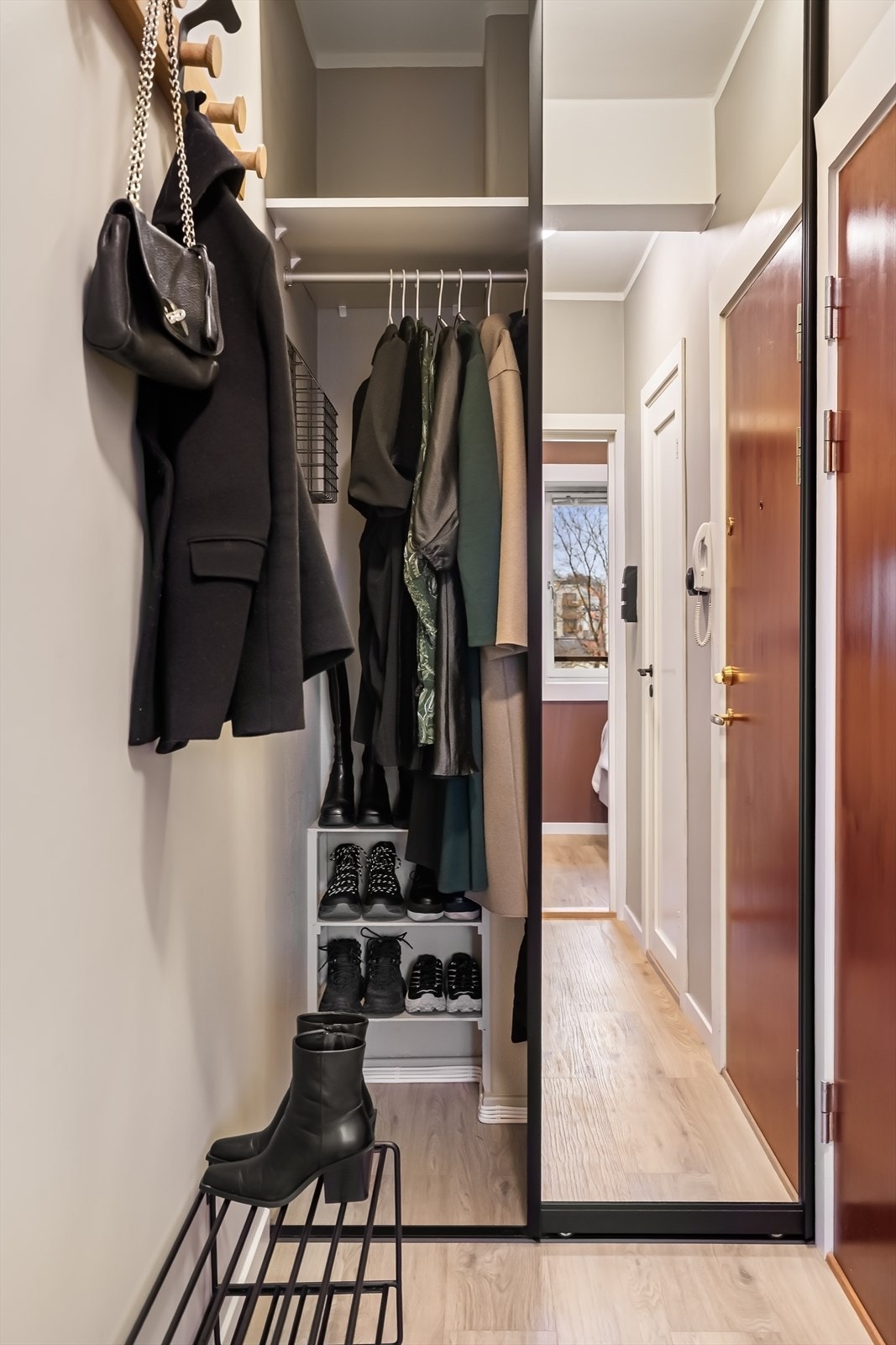 Rikelig med oppbevaringsplass i skyvedørsgarderoben. Galleribilde