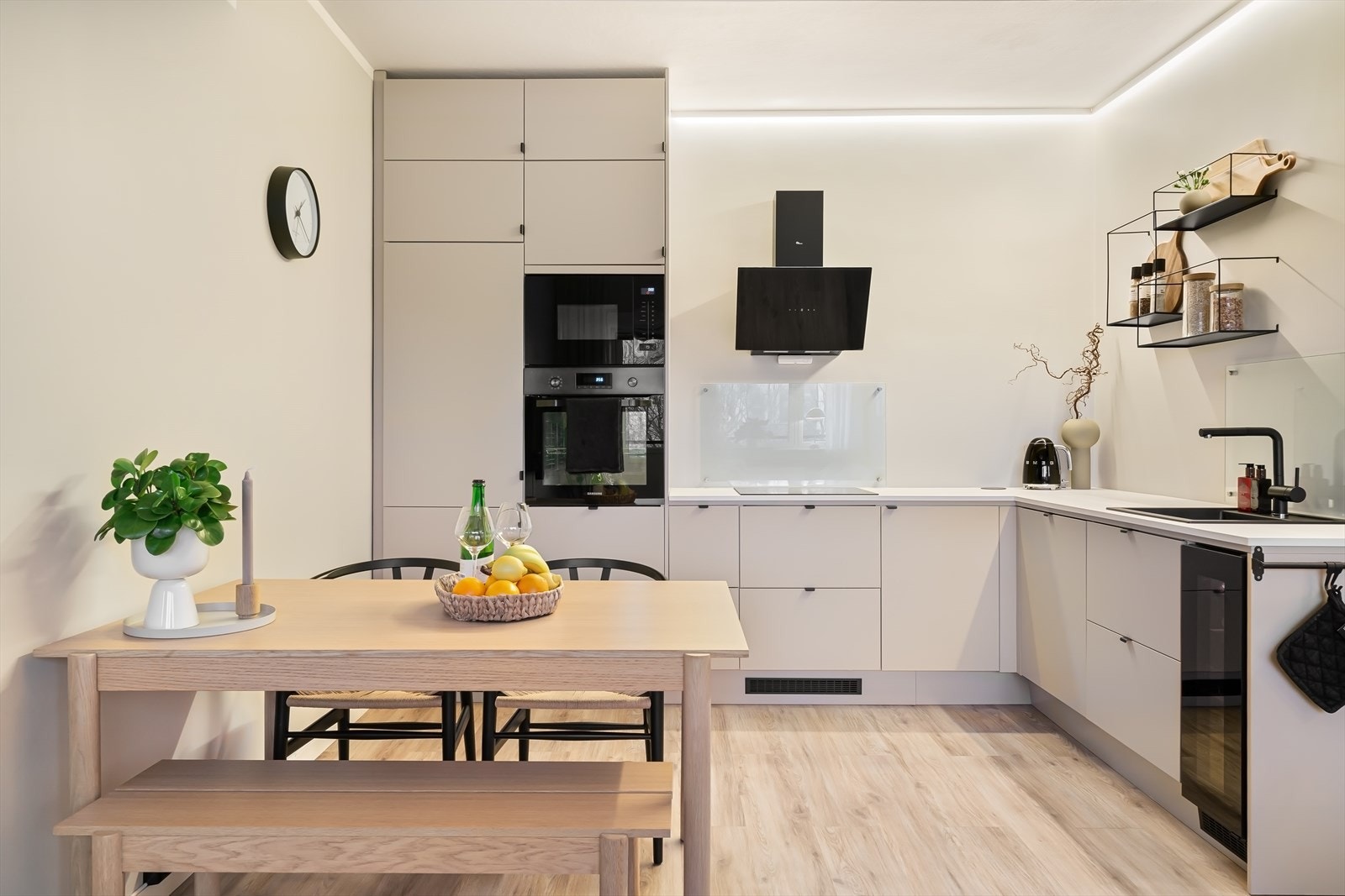 I 2022 ble kjøkkenet flyttet og integrert i en åpen stue/kjøkkenløsning med oppdaterte vann- og avløpsrør. Galleribilde