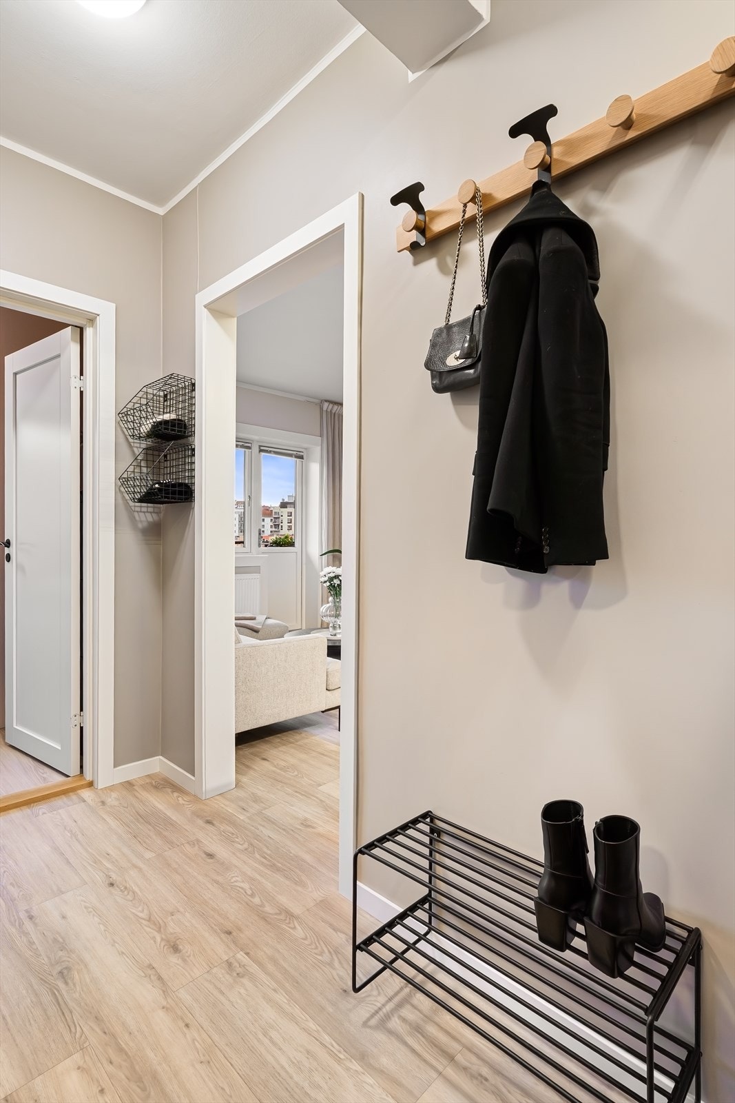 Innbydende entré med plass til knaggrekke og skohylle. Galleribilde