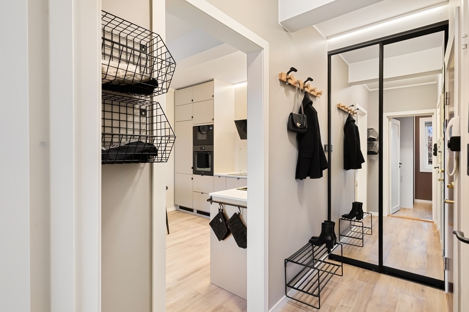 Ny skyvedørsgarderobe i entré fra 2022. Galleribilde