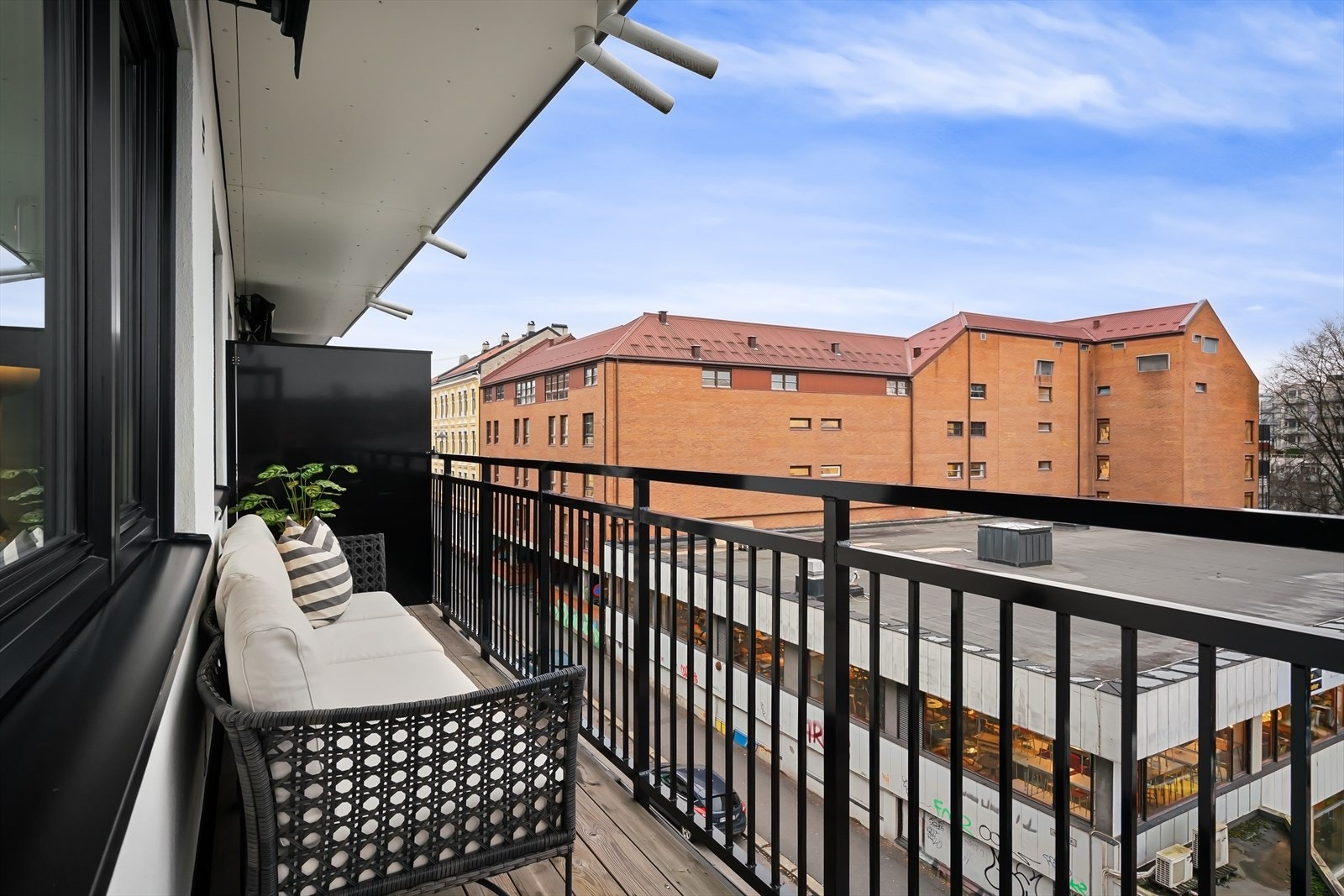 Ideell for å nyte ettermiddagssolen i rolige og hyggelige omgivelser. Galleribilde