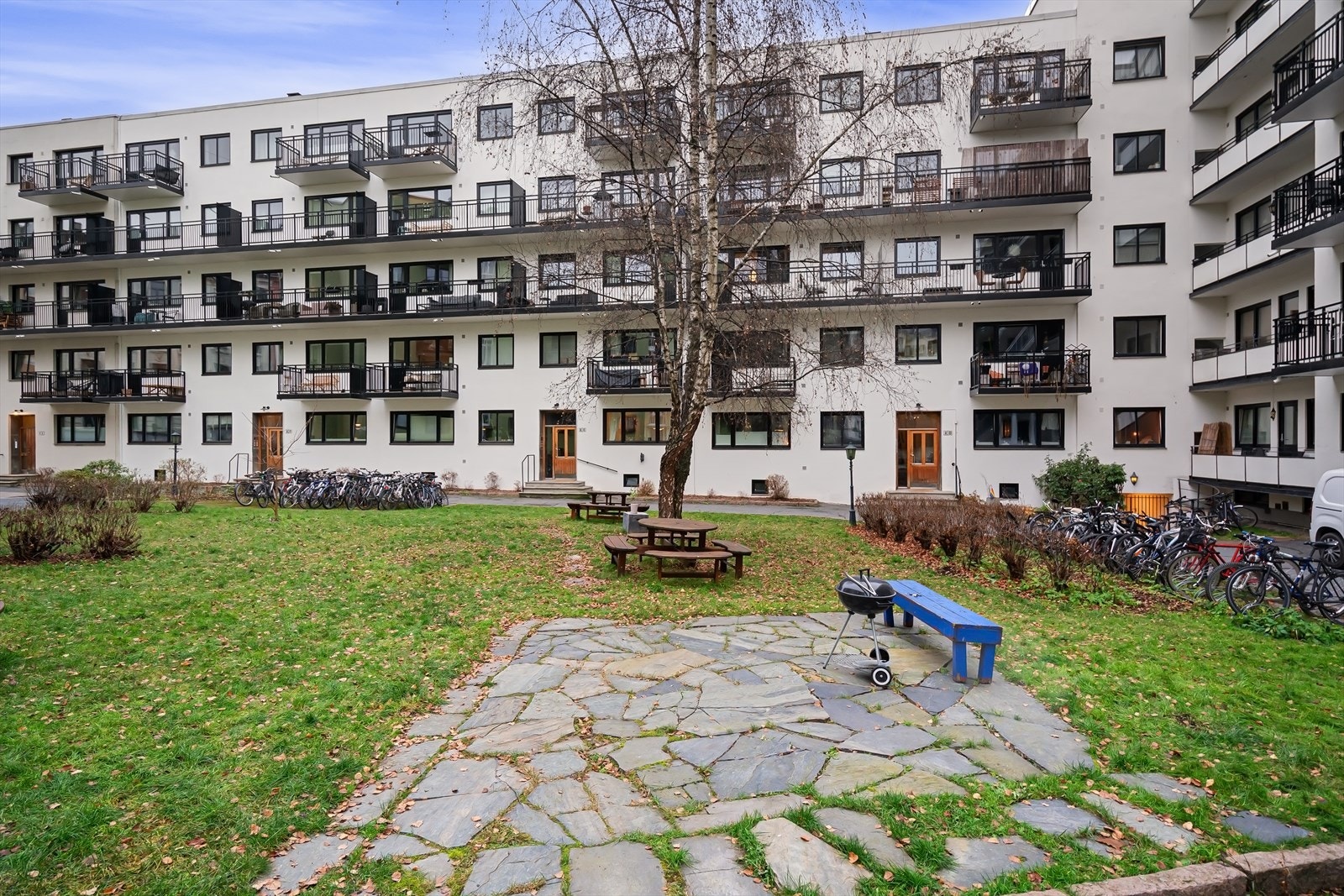 Den pent opparbeidede felles bakgården har flere felles sittegrupper, grillområde for sosiale sammenkomster og flere praktiske sykkelparkeringer. Galleribilde