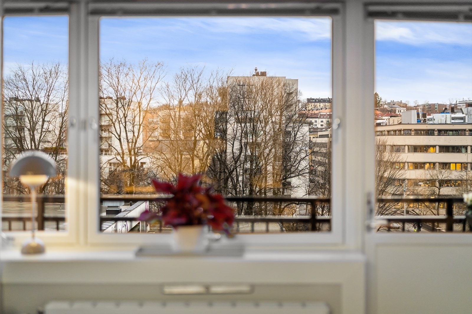 Leiligheten er beliggende høyt og fritt i 4. etasje med flott utsyn. Galleribilde