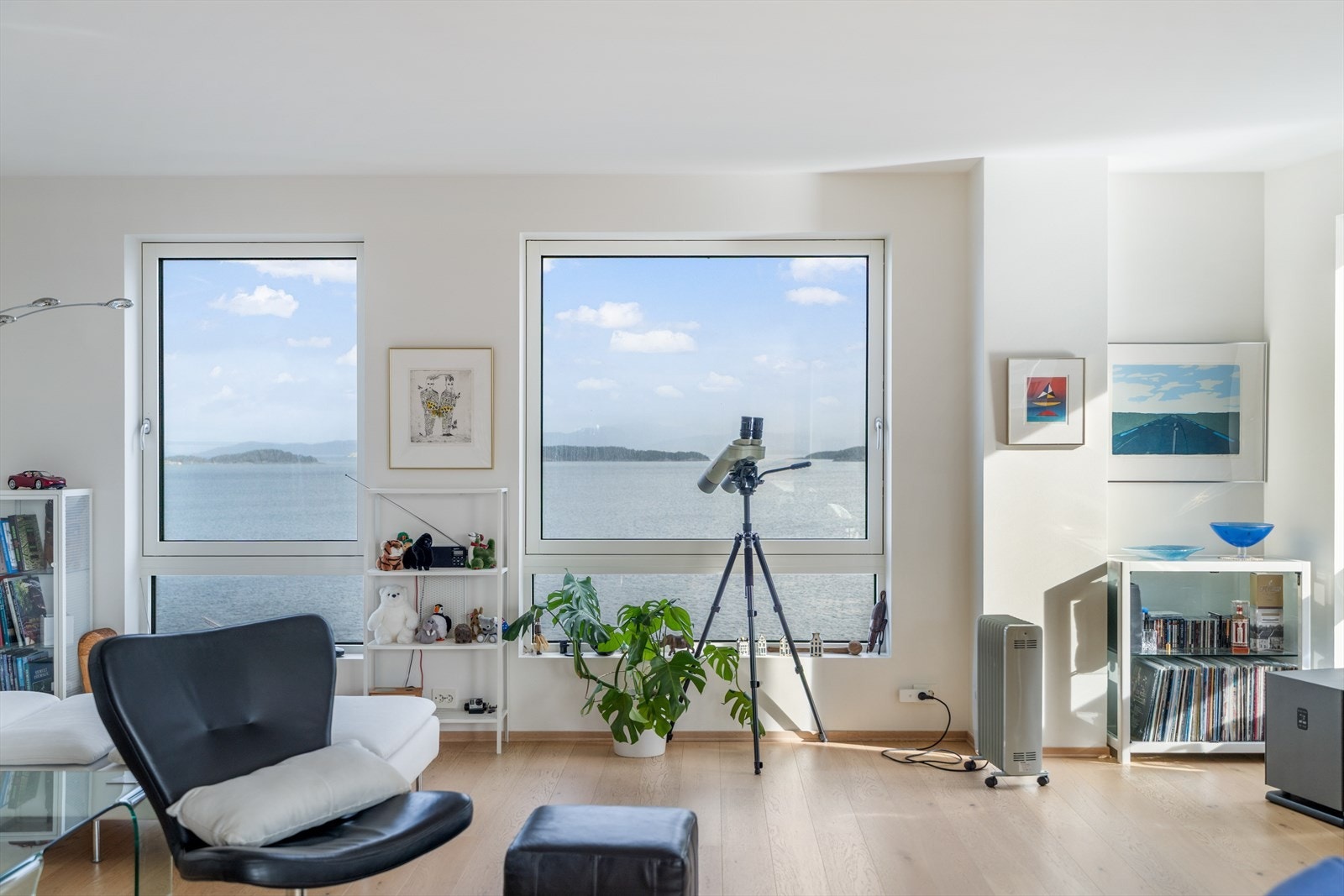 Romslig stue med sjøutsikt Galleribilde