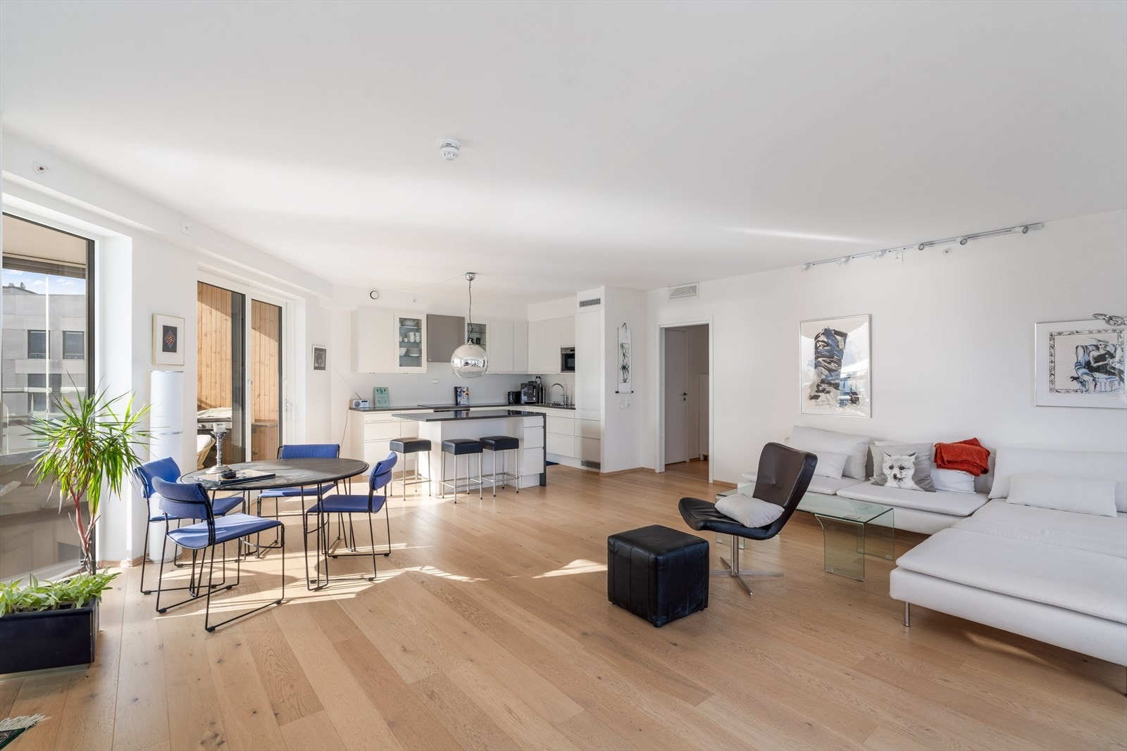 Kjøkken med åpen løsning til stue Galleribilde