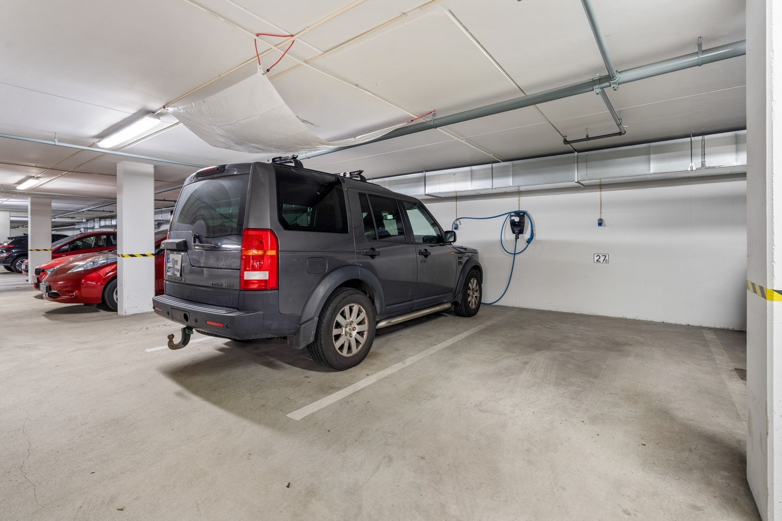 Parkeringsplass med elbil-lader Galleribilde