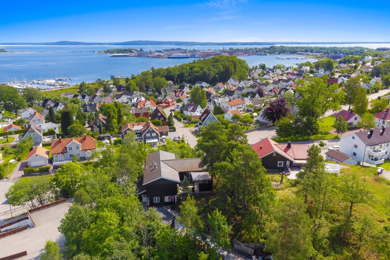 Sjelden og vid utsikt i flere retninger - gangavstand også ned til Solviken båthavn (til venstre i bildet) Galleribilde