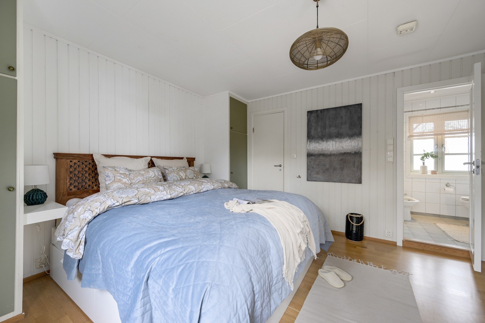 I denne etasjen finner vi et romslig hovedsoverom med dør til eget bad Galleribilde