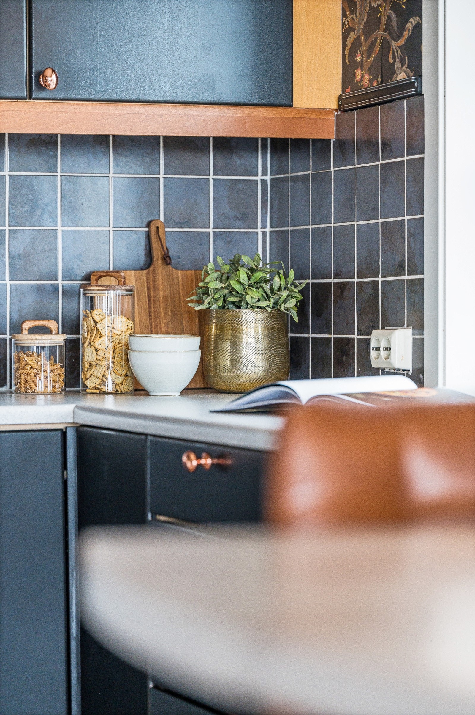 Mere pasta og krydderplanter på Meny som ligger ett par hundre meter fra inngangsdøren Galleribilde