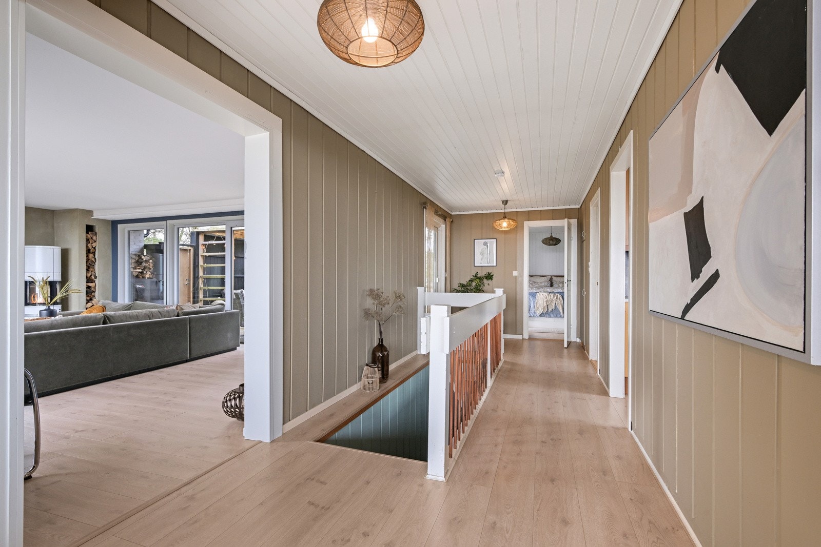 Da er vi på toppen av trappa i hovedetasjen Galleribilde