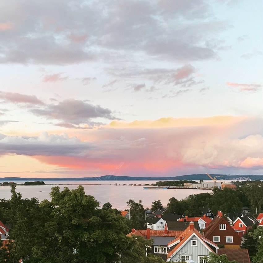 Utsikt til både soloppgang og solnedgang fra stuevinduene og terrassen Galleribilde