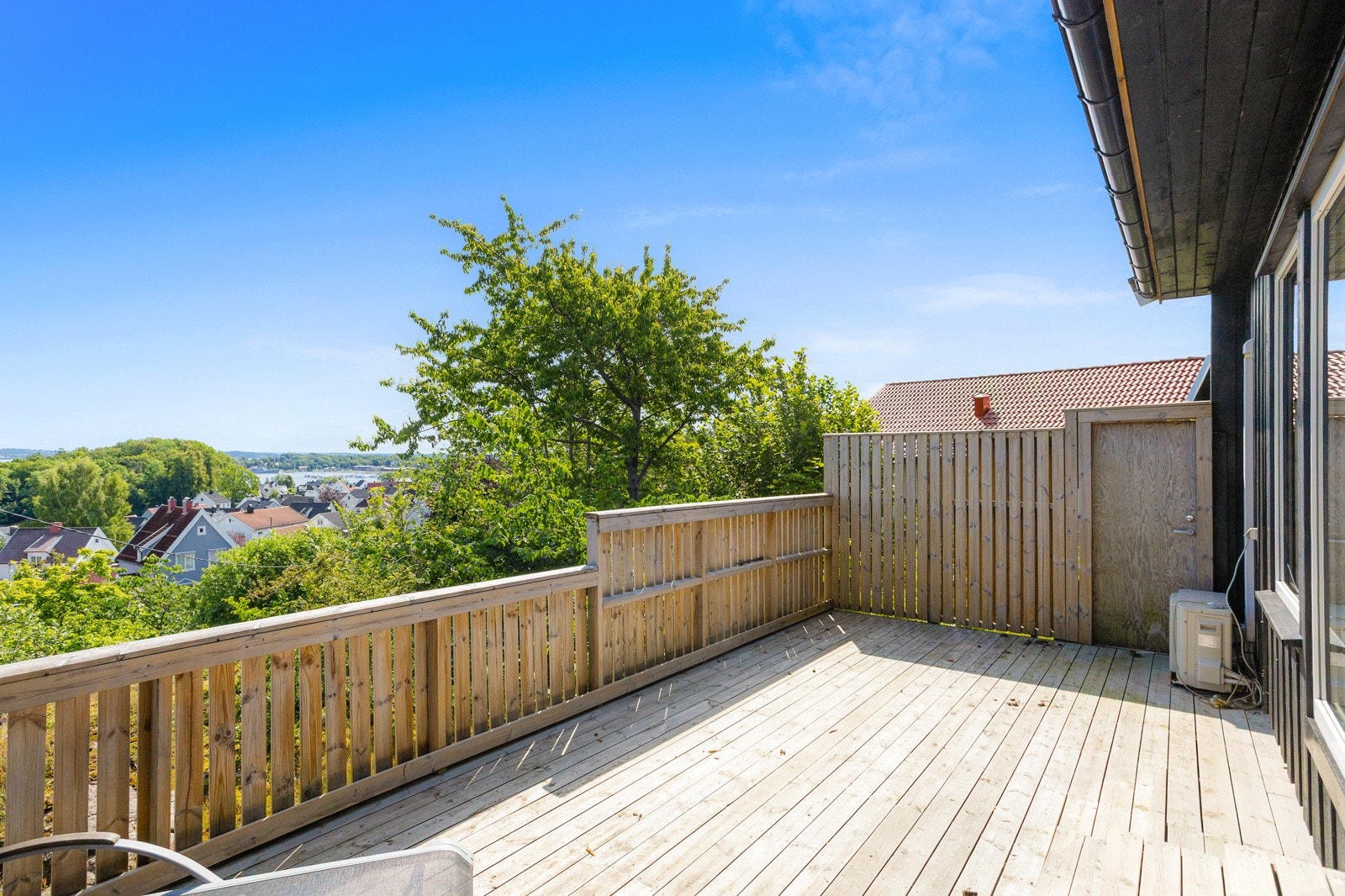 I enden av terrassen er det levegg og dør ut til terrenget Galleribilde