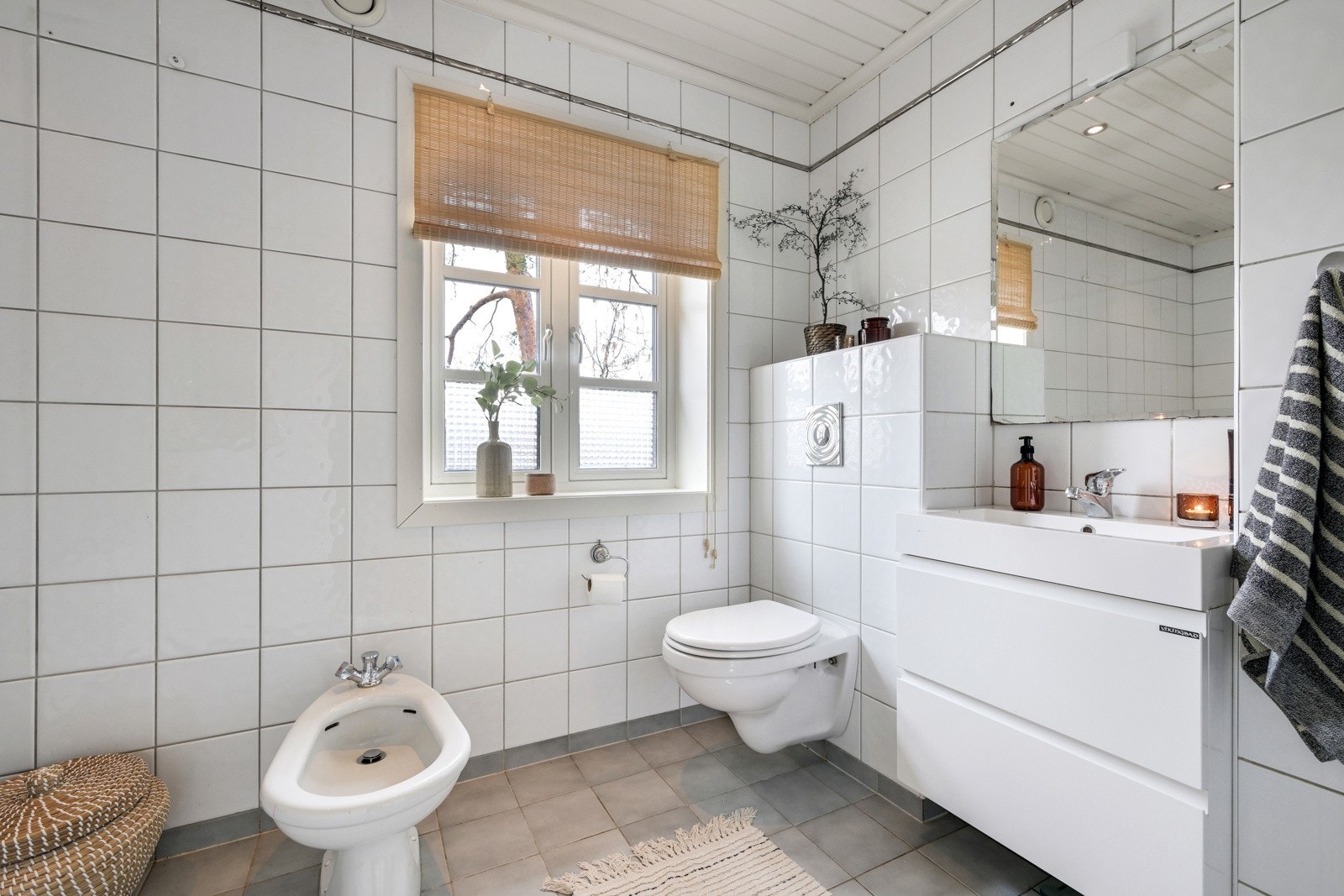 Romslig og flislagt bad i hovedetasjen - dog nærmere badet seg oppussing Galleribilde