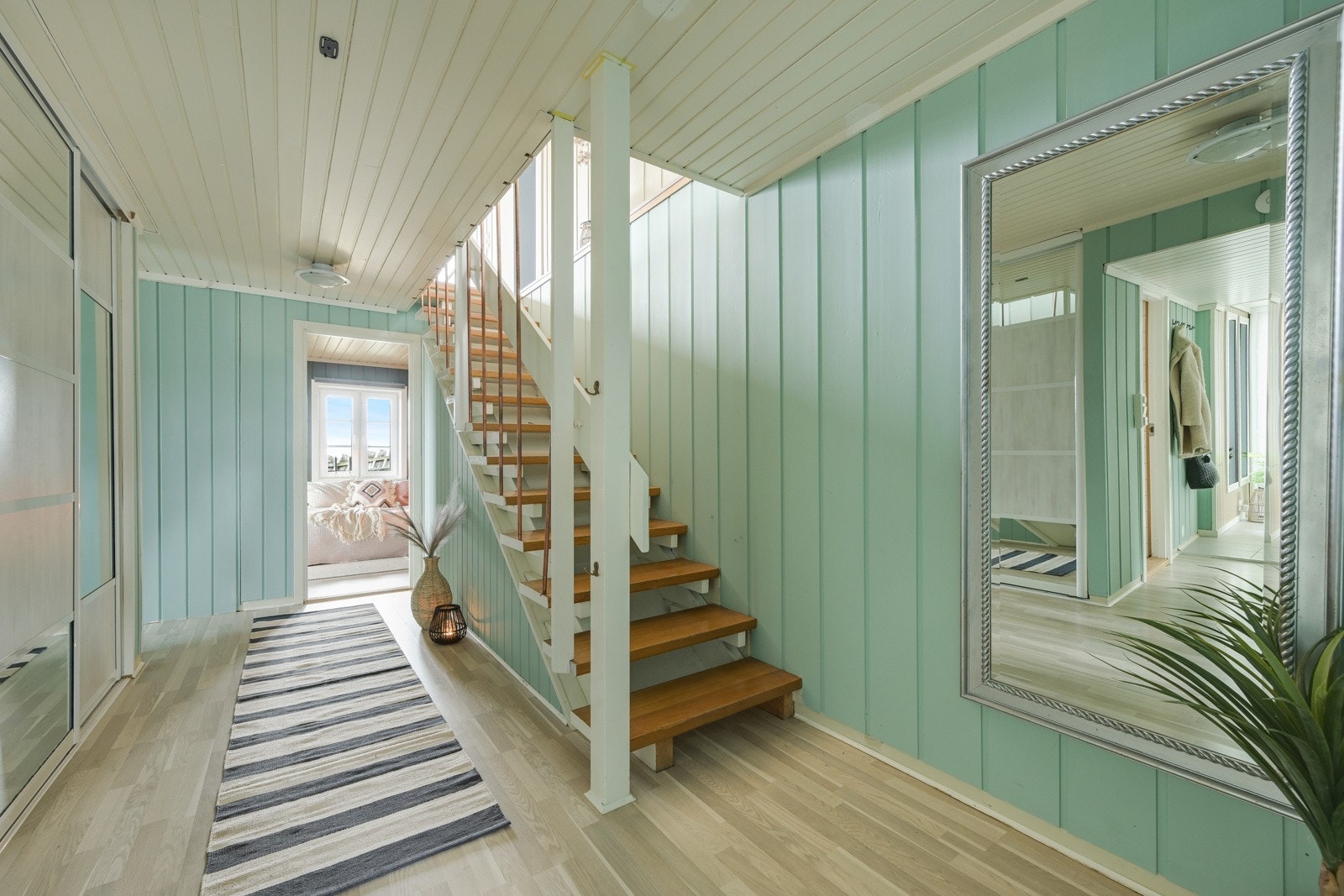 Godt med skapplass også i hallen - vi fortstetter opp trappa til hovedetasjen Galleribilde