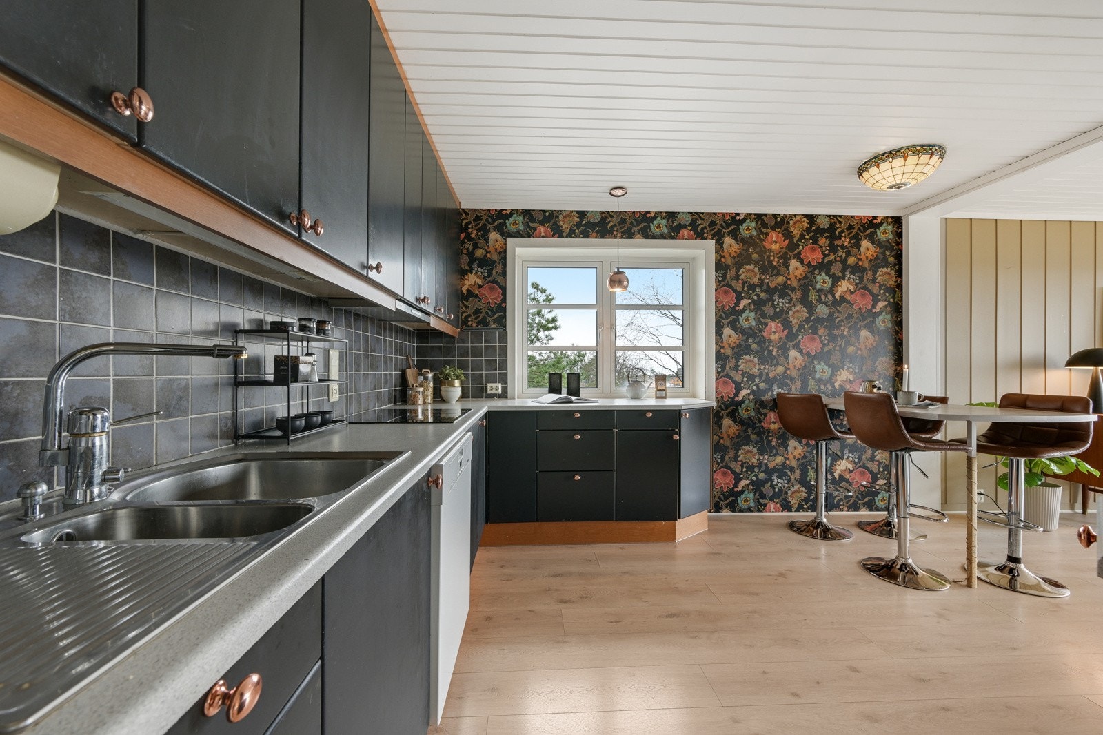 Det er godt med benkeplass og vindu med kveldslys og utsikt til fuglelivet på egen tomt Galleribilde