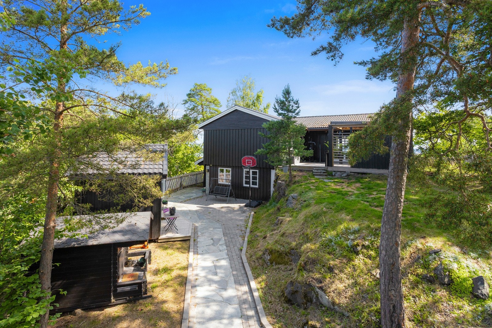 Hellelagt gangsti opp til inngangspartiet fra parkeringsplassen - det er i tillegg dobbel garasje Galleribilde