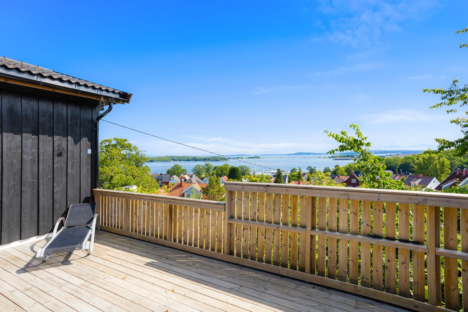 Her ser vi balkongen en vakker sommerdag i 2025 Galleribilde