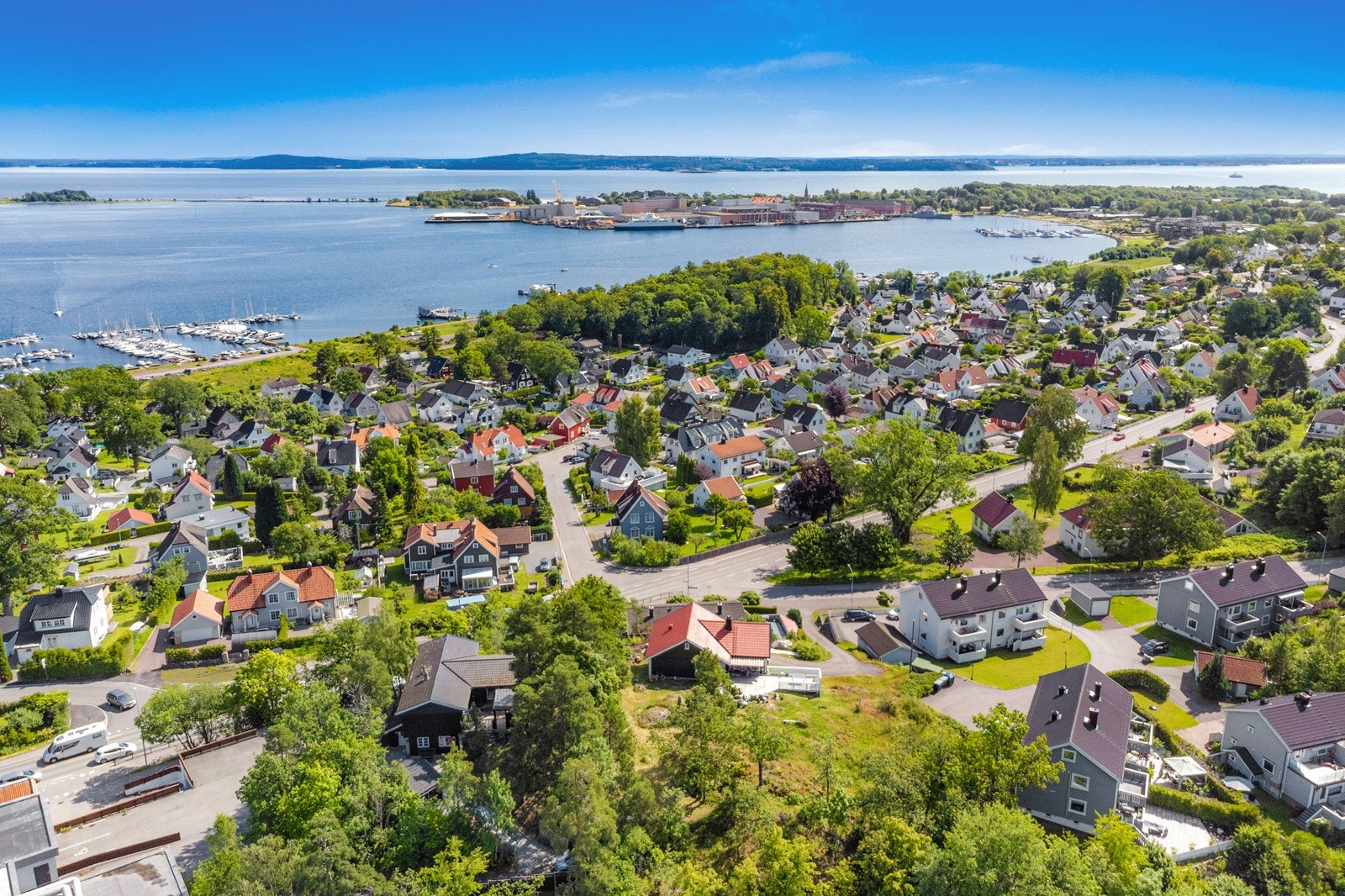 Her ser man både innover mot fjorden, mot flotte Karljohansvern og mot Østfold Galleribilde